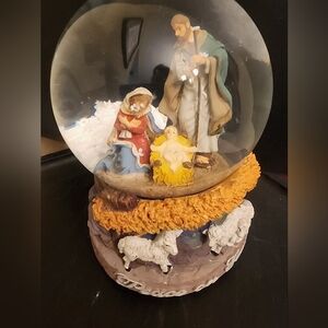 Musical Snow Globe, Nativity Scene Great Working Condition